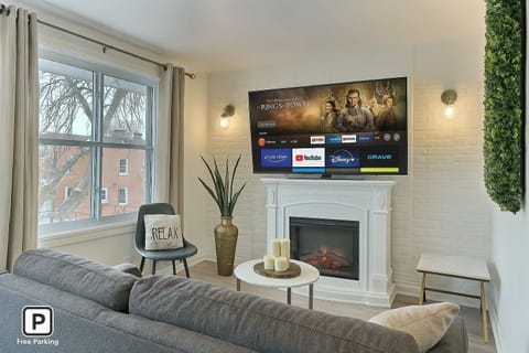 Salon détente : relaxez-vous dans un espace élégant avec foyer et télé intelligente. Entre confort moderne et ambiance chaleureuse, c’est l’endroit idéal pour se reposer et profiter d’un moment de calme.