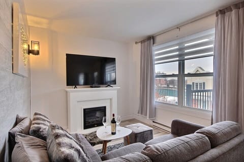 Installez-vous confortablement pour une soirée de détente et profitez de vos émissions préférées sur ce canapé douillet.

* Bouteille de vin non incluse 