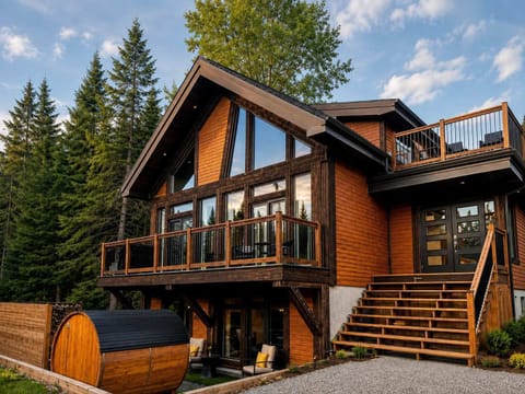 Notre charmant refuge présente un design unique avec de nombreuses fenêtres pour faire entrer la beauté de l'extérieur, le tout complété par une terrasse accueillante.