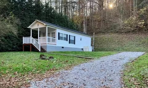 Little Cottage with easy and ample parking.