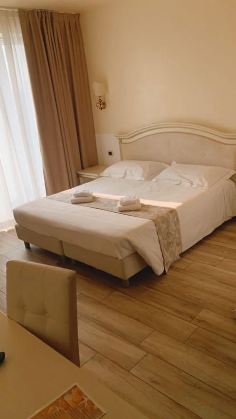 Deluxe Double Room, 1 Double Bed | Frette Italian sheets, premium bedding, down comforters, minibar