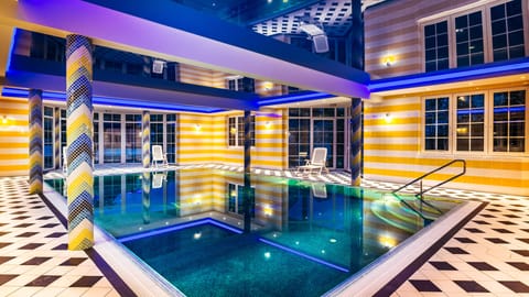 Indoor pool, sun loungers