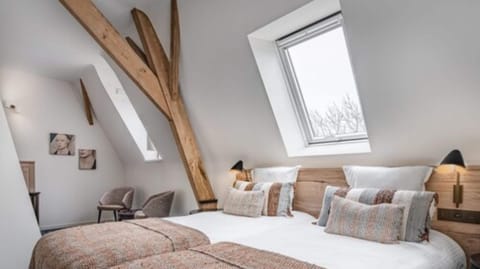 Deluxe Double or Twin Room | Desk, blackout drapes, soundproofing, iron/ironing board