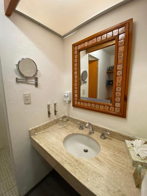 Junior Suite, 2 Double Beds | Bathroom | Hair dryer, towels