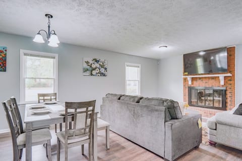 Living Room & Dining Room | Single-Story Home | Free WiFi