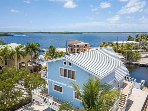 Large Ocean Front, Loft Vacation House with 3 beds, 2 baths in Key Largo with a  Boat Dock