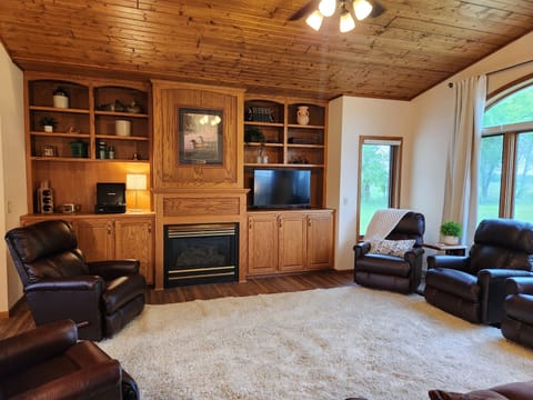 Expansive Living area with seating for 8
Gas Fire Place turns on w/remote
40" TV