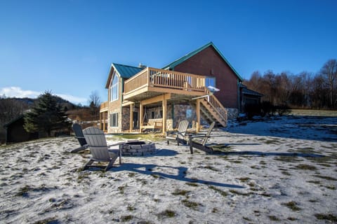 Skywalker Meadow is a peaceful escape with open skies, rolling fields, and starry nights—ideal for a romantic getaway, family trip, or solo retreat