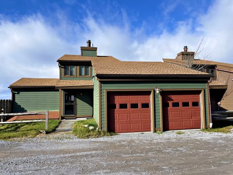 This spacious 4-bedroom condo offers a cozy and inviting atmosphere, ideal for families, groups, or friends looking to enjoy the best of the mountains together.