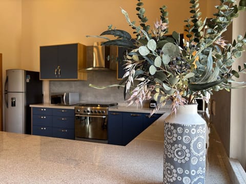 Premium Apartment | Private kitchen | Fridge, oven, blender, cookware/dishes/utensils