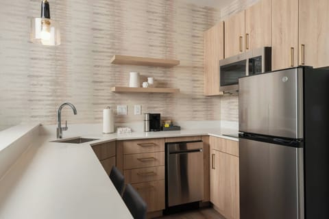 Studio Suite, 1 King Bed with Sofa bed | Private kitchen