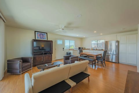 House, 1 King Bed, Patio (Heartview Cottage) | Living area