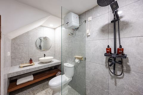 Deluxe Room | Bathroom | Free toiletries, towels, soap, shampoo