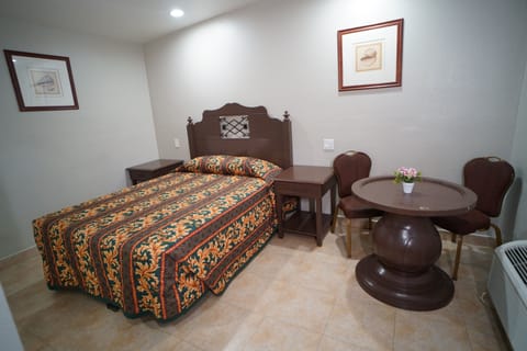 Single Room, 1 Queen Bed | Desk, laptop workspace, free WiFi, bed sheets