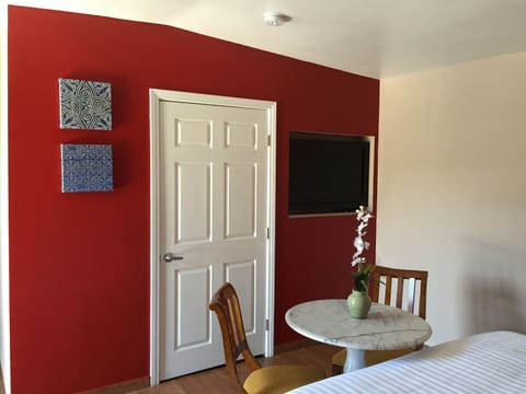 Room, 1 Queen Bed | Desk, laptop workspace, free WiFi, bed sheets