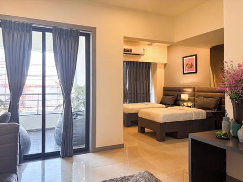Studio, City View | In-room safe, desk, laptop workspace, blackout drapes