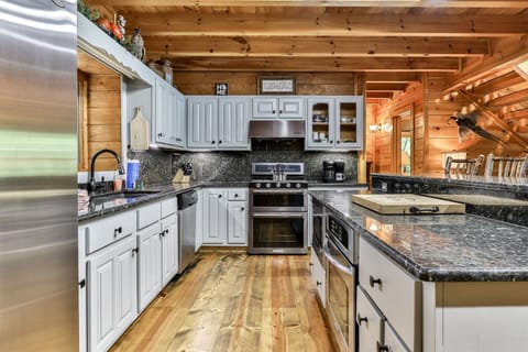 Enjoy Cooking In This Fully Stocked Kitchen