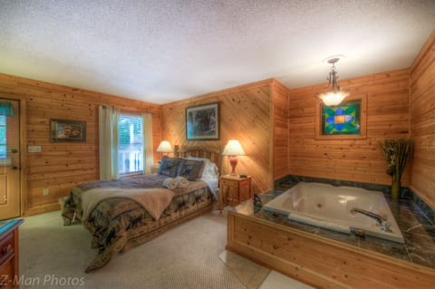 Deluxe Cabin, 1 King Bed with Sofa bed, Non Smoking, Jetted Tub | Deep soaking bathtub