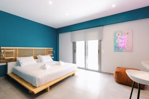 In-room safe, soundproofing, free WiFi, bed sheets