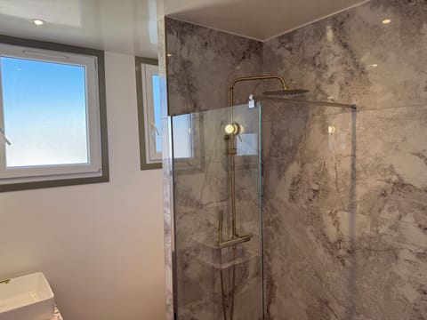 Double Room | Bathroom | Shower, free toiletries, soap, shampoo