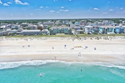 Oceanfront, large beach, 7 min walk to the Boardwalk.