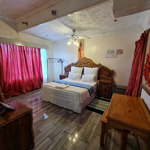 Standard Double Room | Desk