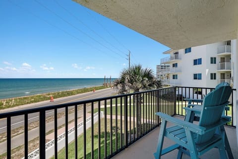 Balcony seating with ocean views!