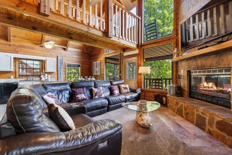 Cozy cabin with a fireplace and roomy living area—perfect to unwind!