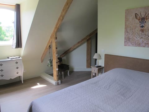 Plafond cathédrale et poutres apparentes. Vue sur l'Abbaye du Mont des Cats.