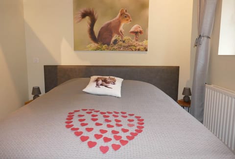 P1060425Plafond cathédrale et poutres apparentes. Vue sur le Bois où les Écureuils viennent jouer à cache-cache.