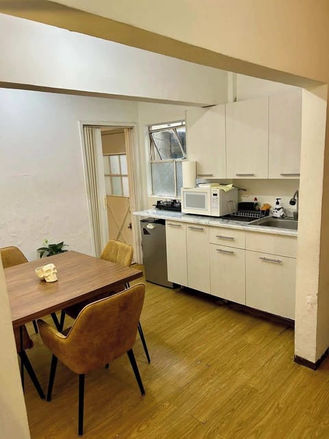 Sala comedor vista a cocina (Cocina equipada, mesa de 4 sillas, planta de decoración 