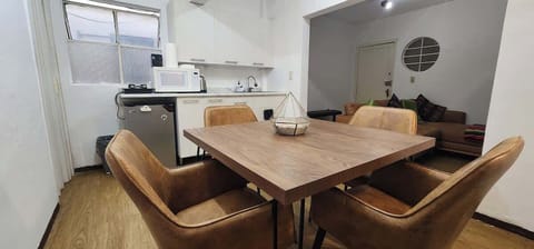 Comedor (mesa con 4 sillas, cocina integrada, planta de decoración)