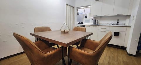 Comedor (mesa con 4 sillas, cocina integrada, planta de decoración)