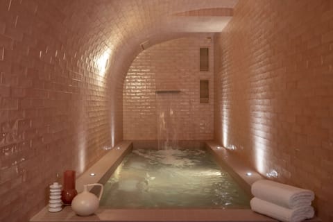 Couples treatment rooms, hot tub, steam room