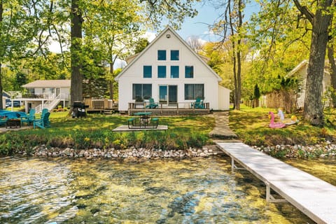 Welcome to your dream waterfront retreat 🌊