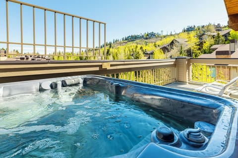 Relax in the private hot tub after a day on the slopes or the trails and enjoy stunning mountain views!