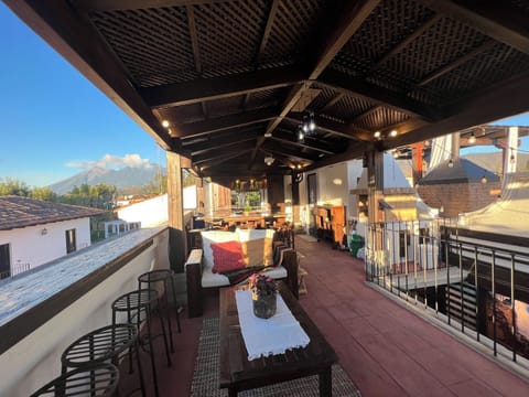  breathtaken views/ volcanoe eruptions, mountains,TV/ cozy  leaving, dining bbq/ nice dinner , all in this roof top deck, iMemorable experience. you are going to love this place.