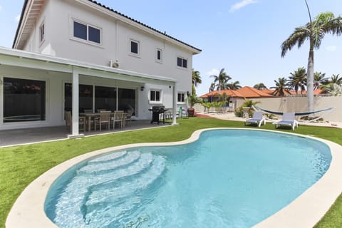 NEW Luxury 5BR Villa w/Private Pool ~ BBQ ~ Patio (28318)