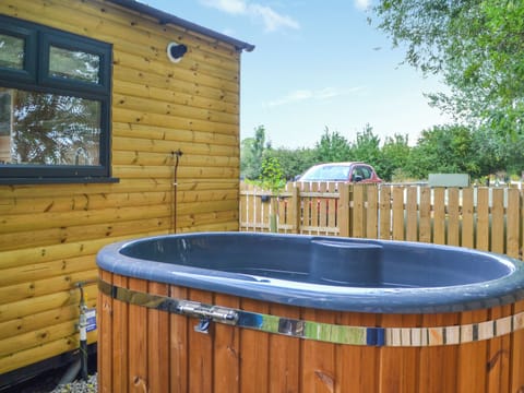 Hot tub | Ewe Lodge - Shamrock Shepherds Huts, Kirby Misperton