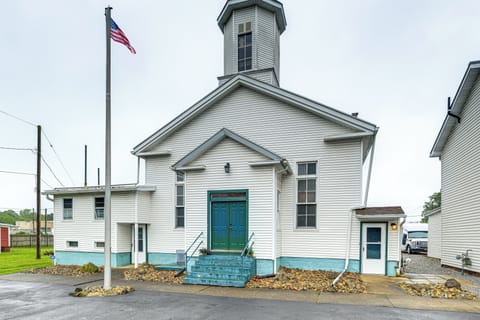 Alliance Vacation Rental | 3BR | 2BA | 6 Steps to Enter | 2,344 Sq Ft