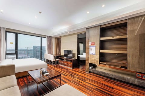 Luxury Suite | Desk, laptop workspace, WiFi (free)