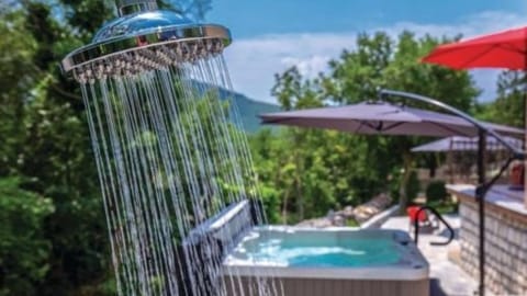 Outdoor spa tub