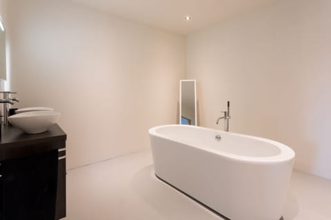 Suite (Cato) | Bathroom | Shower, free toiletries, slippers, towels