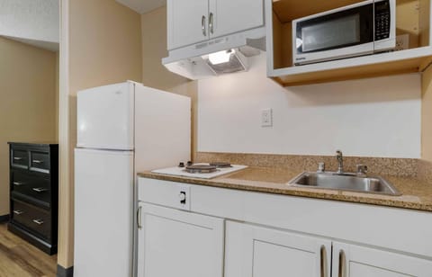 Coffee/tea maker, fridge, microwave, stovetop