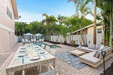 Dine al fresco in paradise! 🌴☀️ This tropical backyard retreat features a spacious outdoor dining area, cozy lounge seating, and a sparkling pool—perfect for relaxing days and unforgettable nights.
