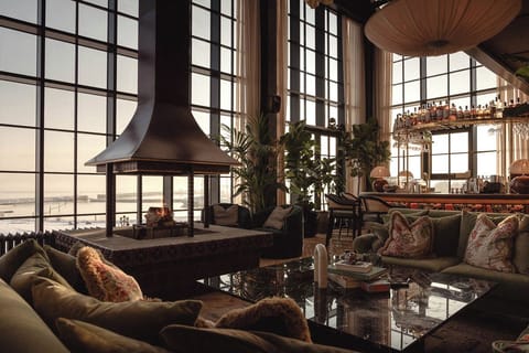 5 bars/lounges