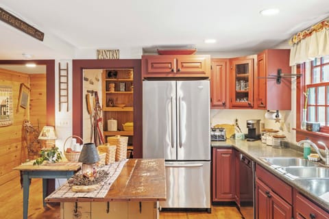 Well equipt kitchen.