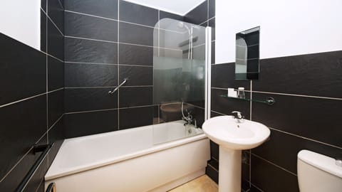 Combined shower/tub, free toiletries, hair dryer, towels