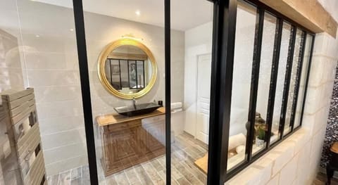 Classic Triple Room | Bathroom