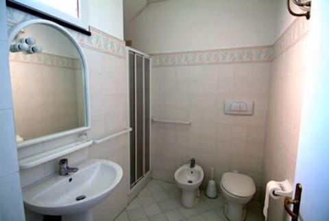 Studio (4 adults) | Bathroom | Shower, towels